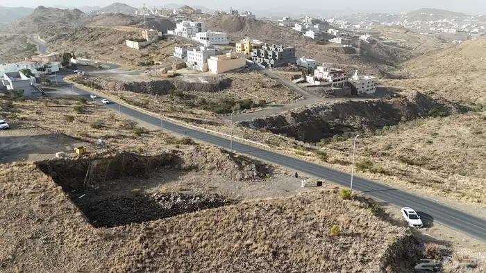 ارض للبيع في السودة على ثلاث واجهات شارع 30م حي التعاون 3