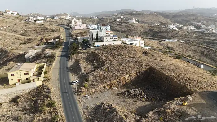ارض للبيع في السودة على ثلاث واجهات شارع 30م حي التعاون 1