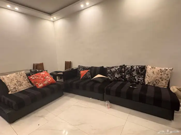 كنب اسود اربع قطع مع خدادياته قابل للتنجيد 1