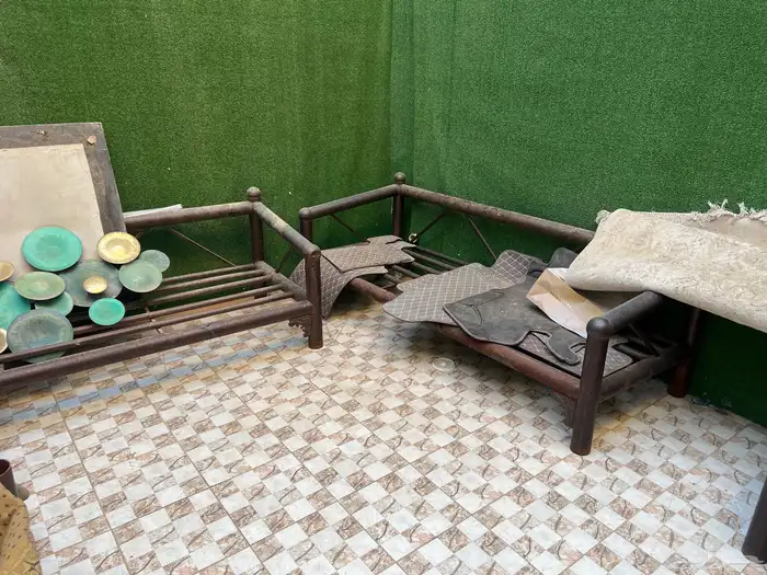 أثاث للبيع سرير نفرين طاوله طعام وجلسة خارجية حديد وا فرن 1