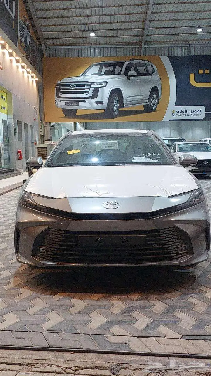 كامري هايبرد E سعودي 2025 رمادي 1