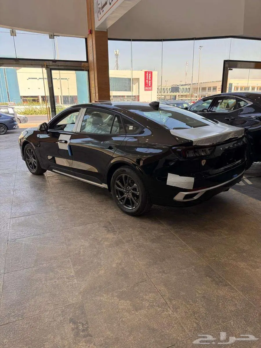 فورد تورس ترند نص فل 2025 بنزين ( اللون اسود ) 2