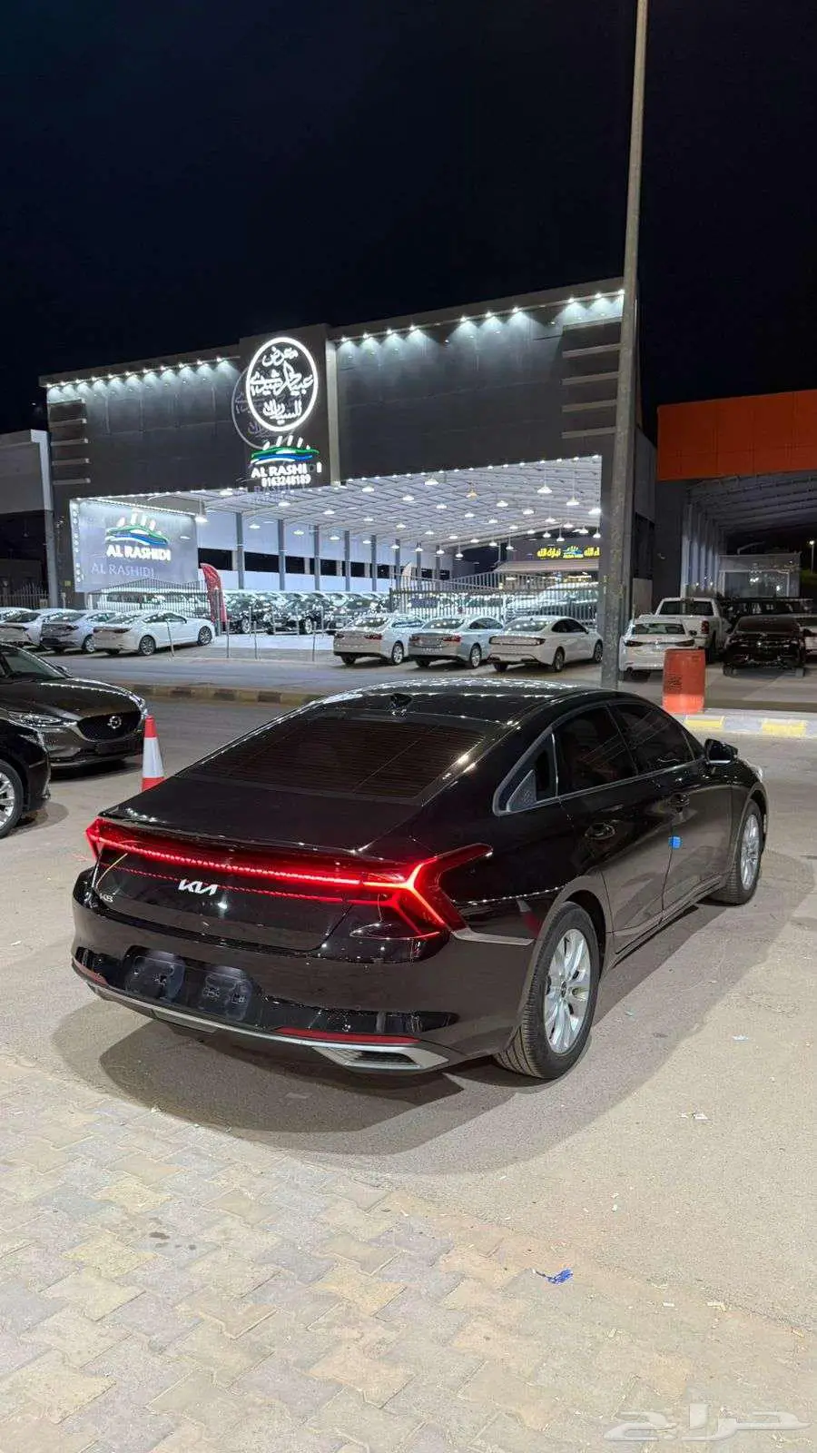 كيا 8 2022 عداد 104000 اسود نص فل 3