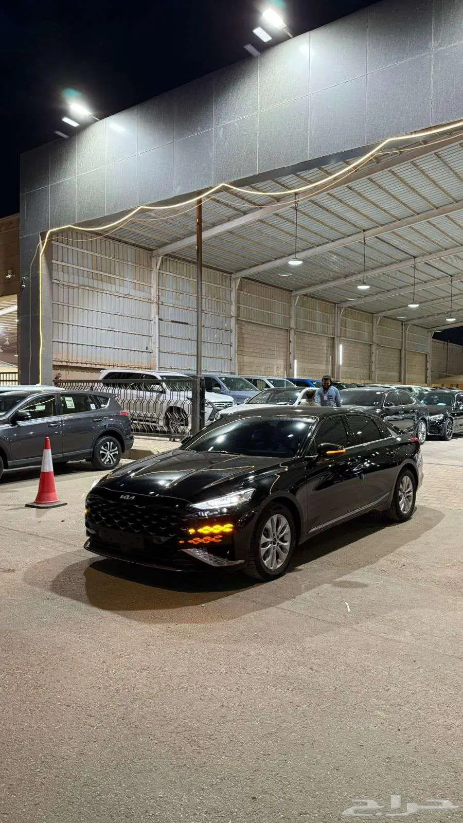 كيا 8 2022 عداد 104000 اسود نص فل 1