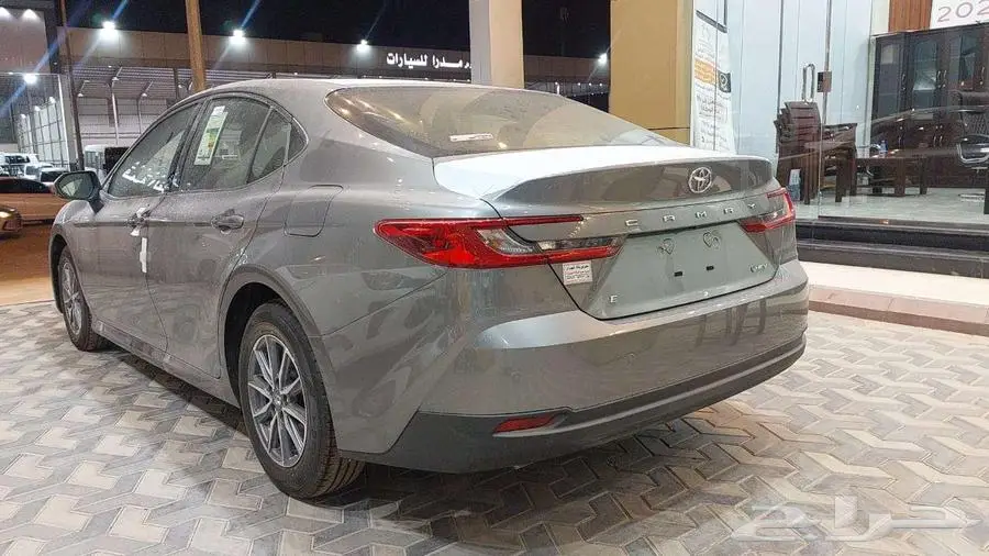 كامري هايبرد E سعودي 2025 رمادي 9