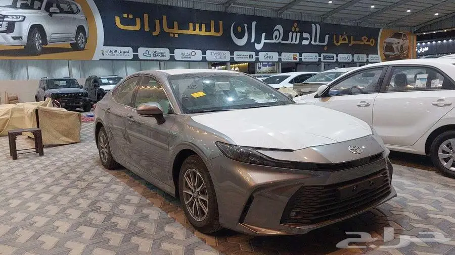 كامري هايبرد E سعودي 2025 رمادي 11