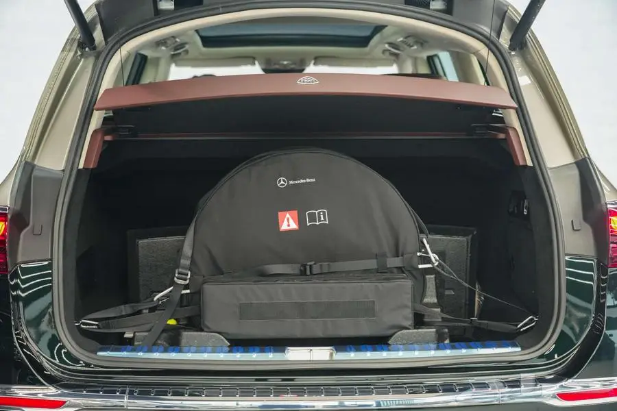 مرسيدس مايباخ GLS 600 موديل 2025 أصفار خليجي أخضر ذهبي 17