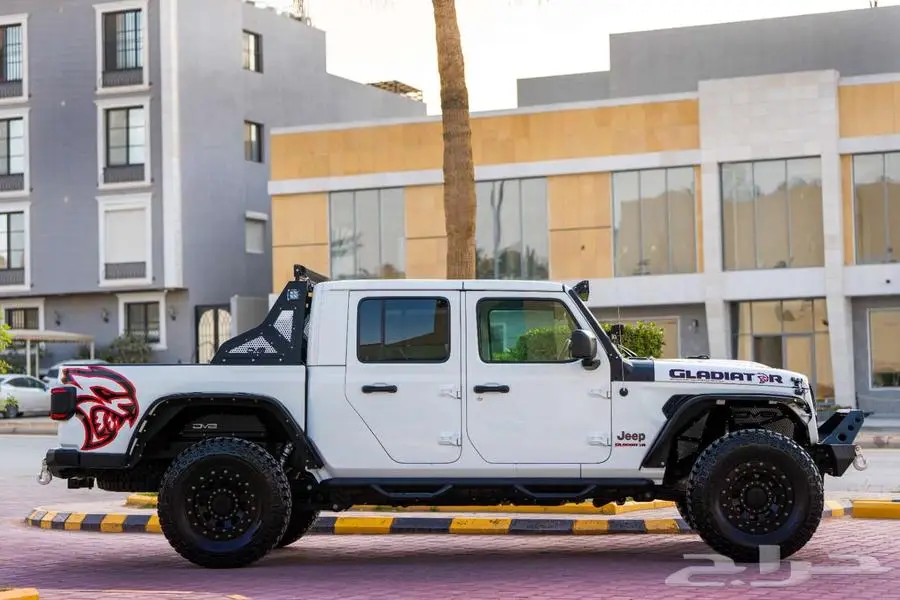 جيب جلاديتور V8 2020 ابيض امريكي ممشي قليل 2