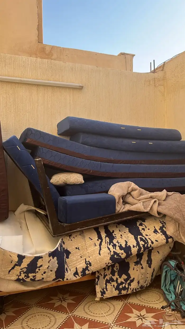 عندي كنب نظيف كامل جلسه اسفنج سعره 200 مع فرشه كبيره 0