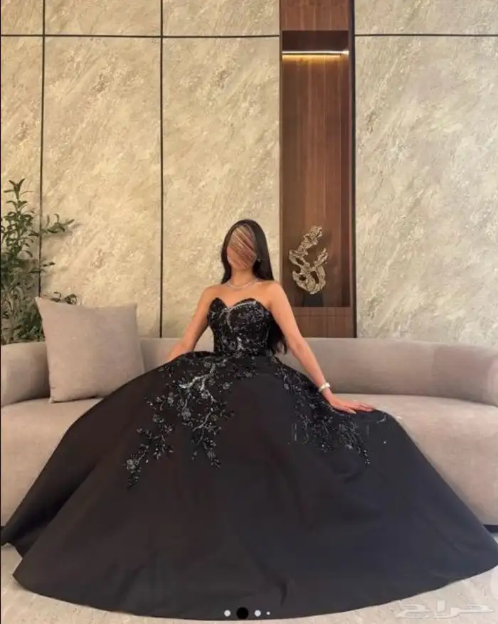 فستان سهرة أسود ملكي بشكل براق 3