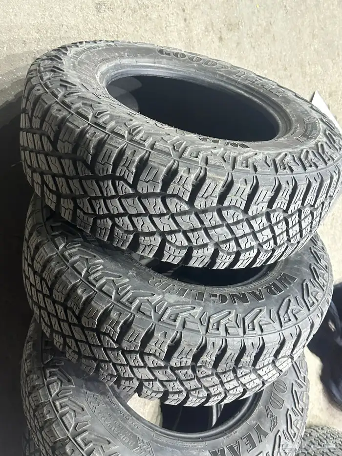 كفرات نص حجري جودير مقاس 275 70 18 1