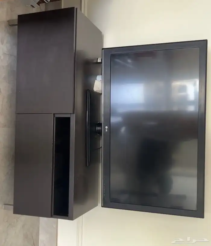 تلفزيون للبيع LG مستعمل مع طاولة 0