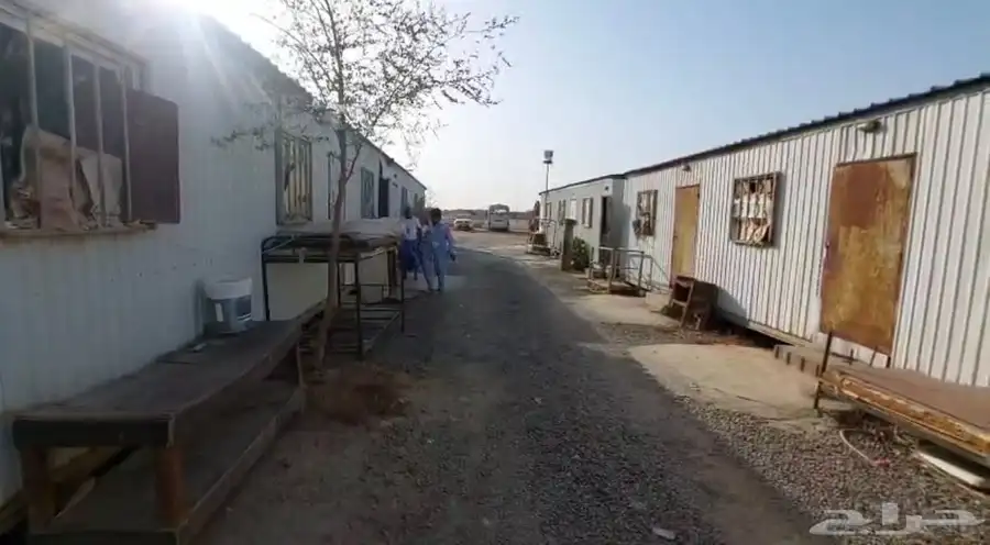 بركسات كل بركس فيه 3 غرف موصل فيها الكهرباء ويوجد مقطع اوضح 3