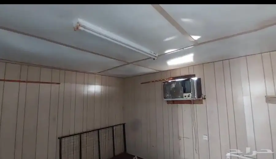 بركسات كل بركس فيه 3 غرف موصل فيها الكهرباء ويوجد مقطع اوضح 2