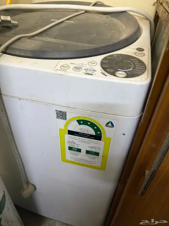 طاولة خشب بكراسي. وغساله الحوض نازل. وخزان فيه شقوق ولمبات 5