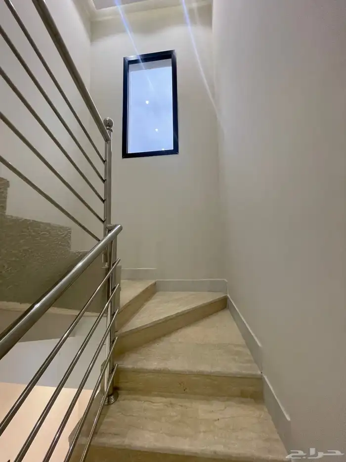 للبيع شقه علويه بدرج داخلى من الشقه للسطح بسعر 540 الف حطين 24