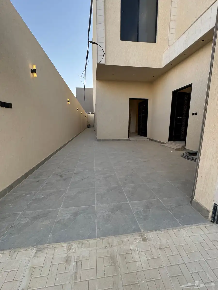 للبيع دور أرضي مساحه ممتازه حي الجنادريه 0
