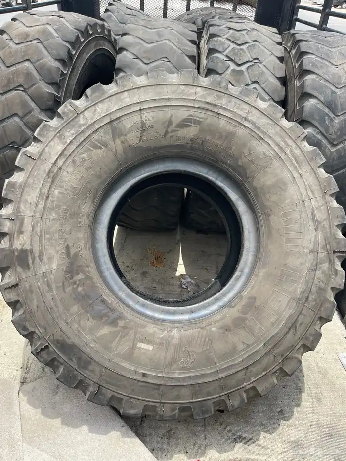 9 كفرات جريدر 1600R20 ميشلان مستعمل نظيف 1