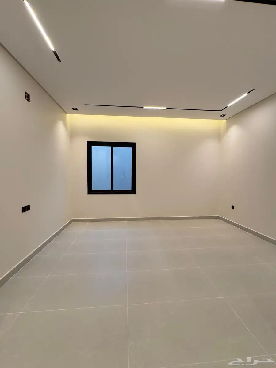 للبيع دور أرضي مساحه ممتازه حي الجنادريه 9