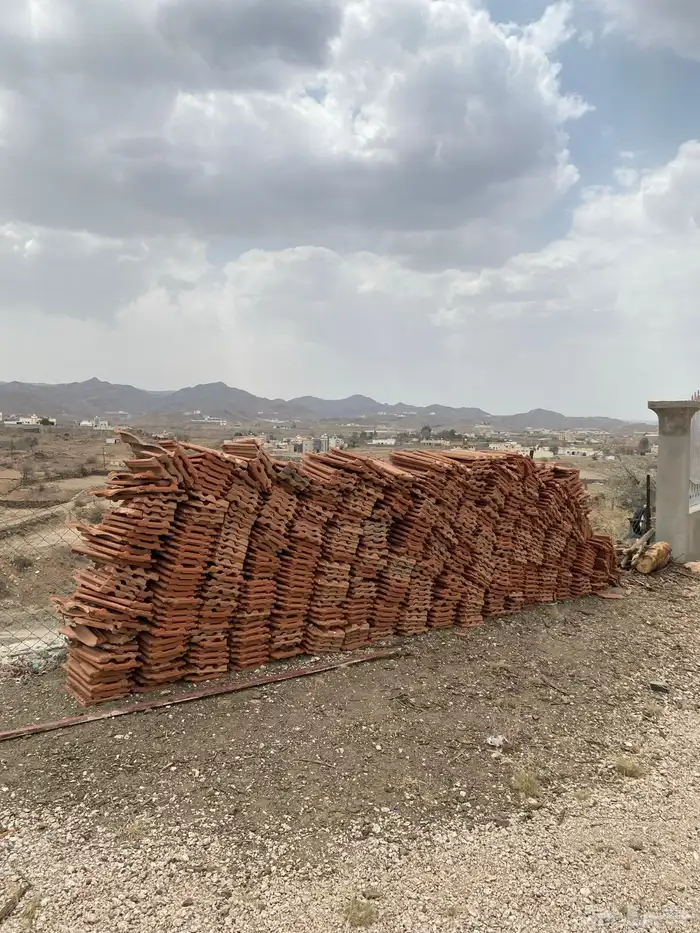 قرميد جديد مفكوك من بيت 5