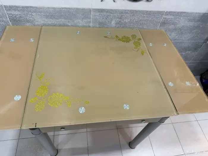 طاوله تتكبر وتتصغر وكرسين بيع مستعجل 0