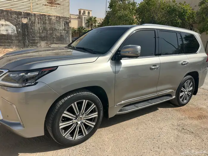 لكزس LX570 موديل 2017 1