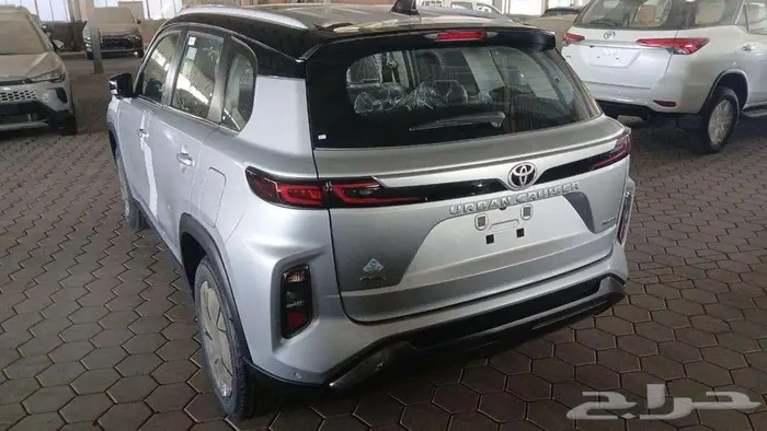 تويوتا اوربان كروزر GLX 2025 1