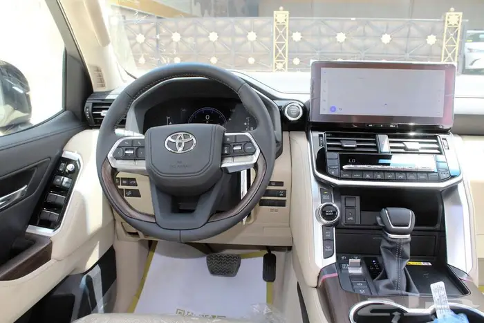 تويوتا - لاندكروزر - GXR S - خليجي - 2025 - فل كامل 8