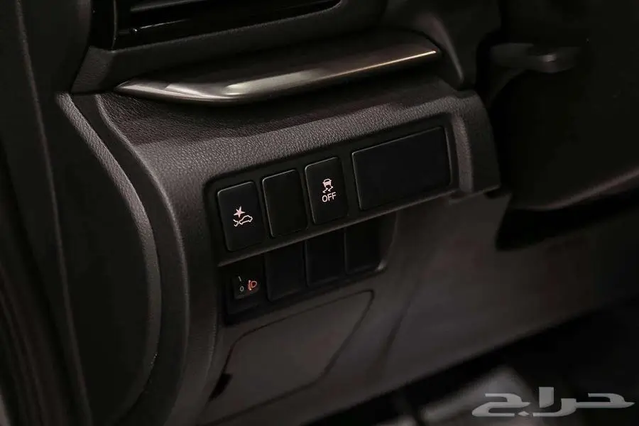 ميتسوبيشي اكليبس كروس GLS-HL 2025 تصميم رياضي عصري 11