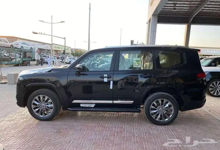 تويوتا لاندكروزر GXR4 بنزين 2025 سعودي اصفار 3