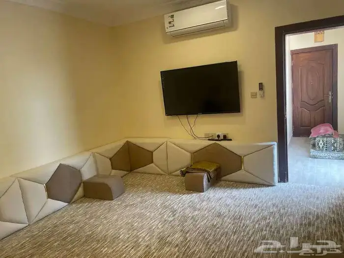 شقه ملحق نظيفة ومؤثثه مع سطح خاص 3