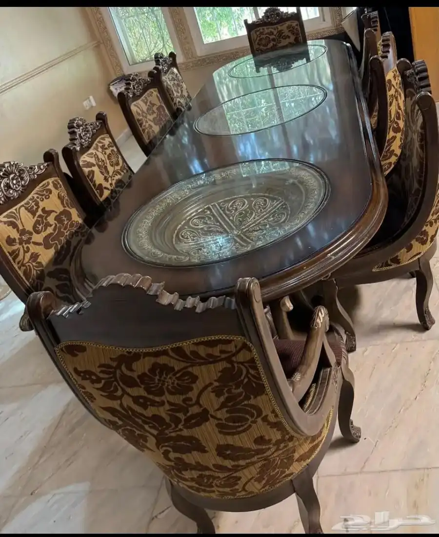 طاوله طعام بحاله جيده ومعها 10 كراسي 0