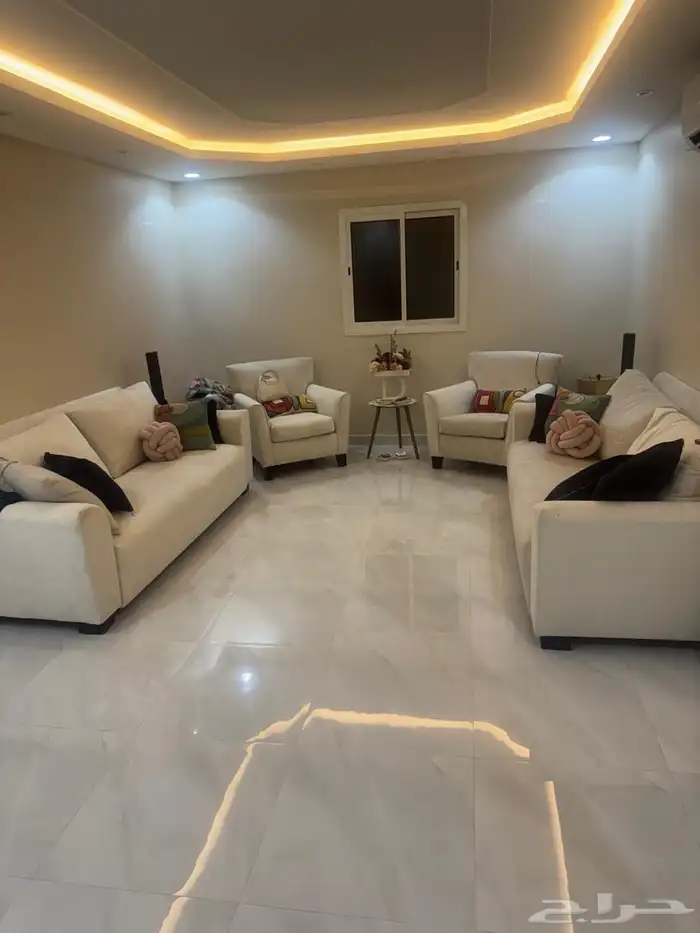 كنب ايكيا مرتب ونظيف جدا جدا خالي من اي عيوب 0