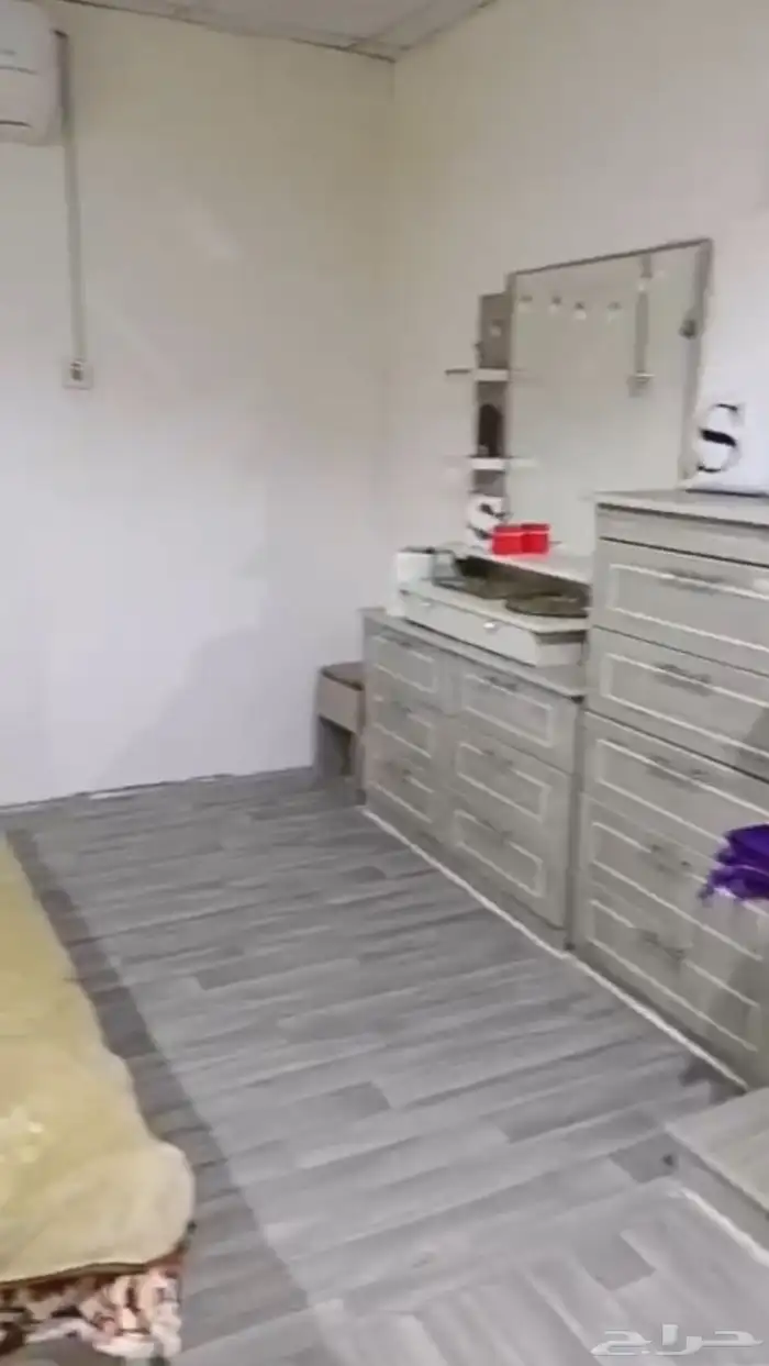 غرفه نوم كامله و مكيف سب لت وأغراض كثيره مكيف شبك 0