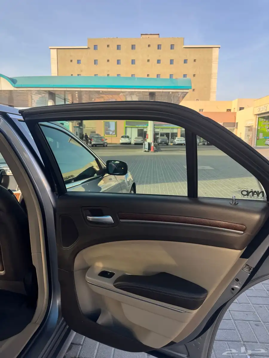 كرايسلر c300 v8 9