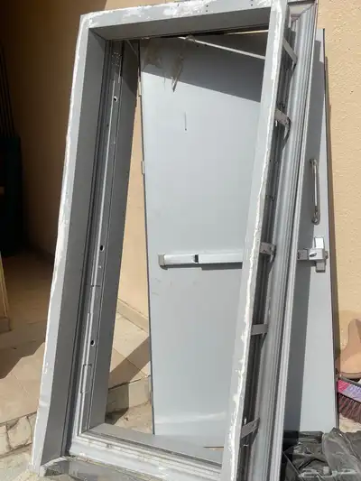 أبواب طواريء نظيفة 0