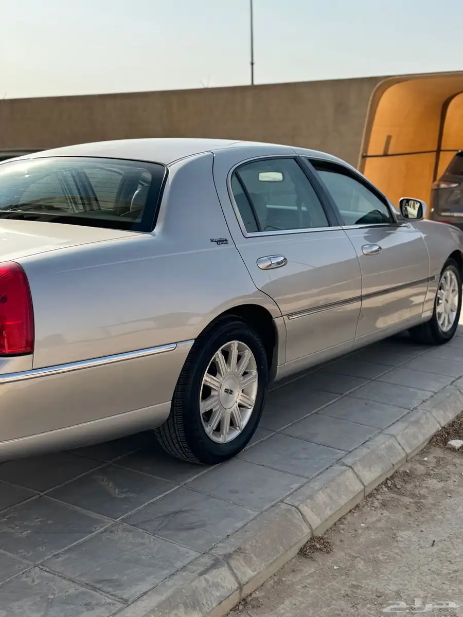 لنكولن تاون كار 2010 18