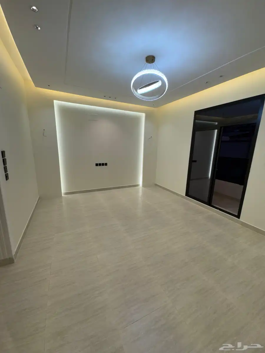 للبيع بمدينه أبها شقق تمليك علوي بدرج داخلي للسطح تشطيب vip 3