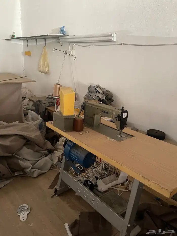 للبيع اثاث جديد وفيه مستخدم وفيه 2 مكينه تدبيس وتخيط 3