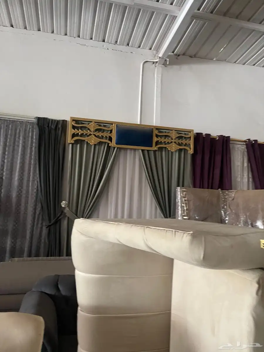 للبيع اثاث جديد وفيه مستخدم وفيه 2 مكينه تدبيس وتخيط 9