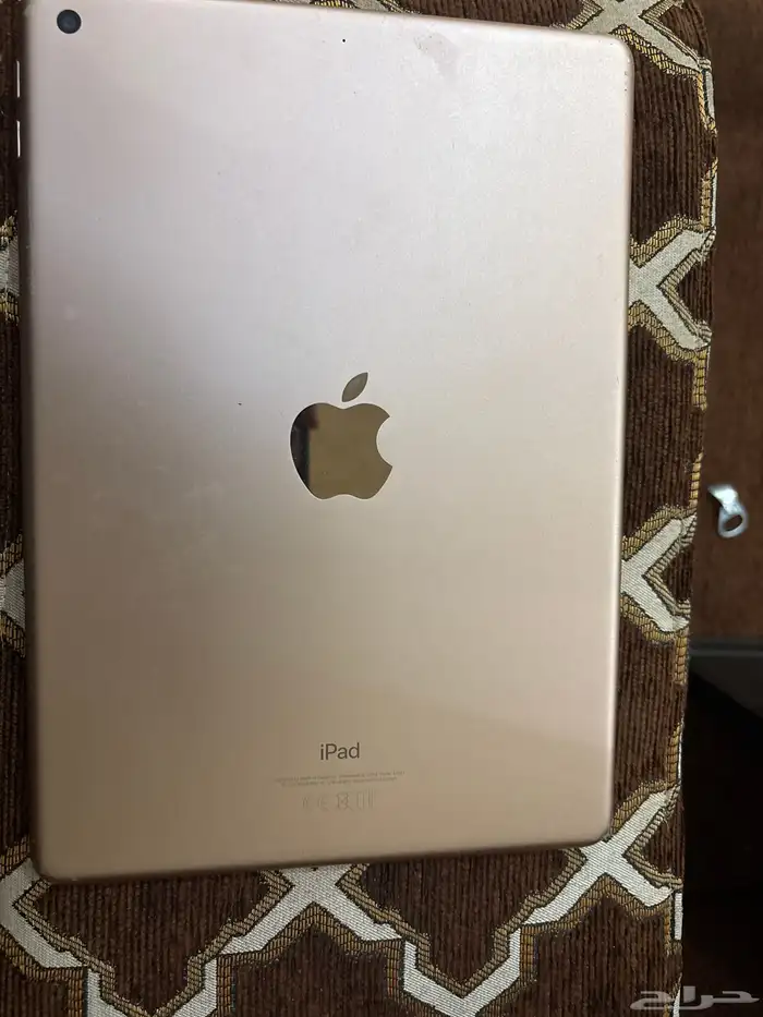 iPad الجيل السادس شغال نظيف الشاشة مكسورة اللي داخل ال 0