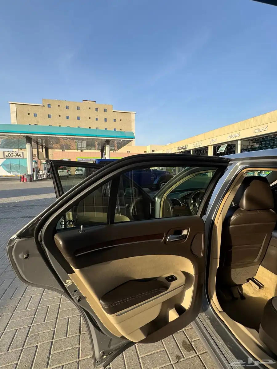 كرايسلر c300 v8 17