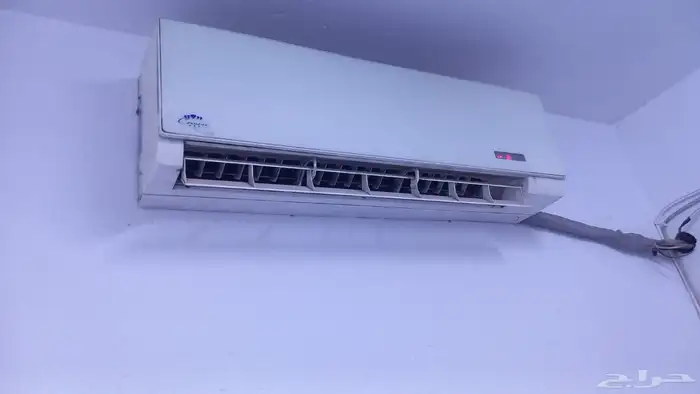 للبيع مكيف سبليت شغال بس تبريده ضعيف يحتاج فريون تقريبا 2
