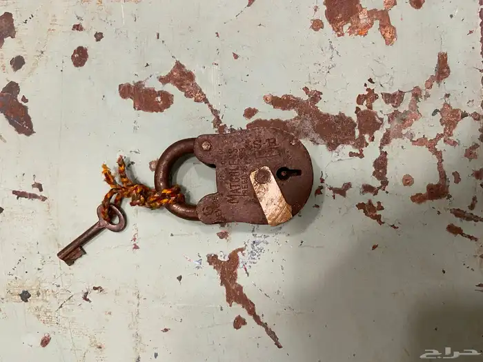 قفل قديم من المعدن قديم 1