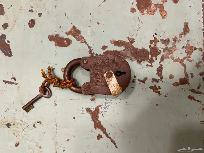 قفل قديم من المعدن قديم 2