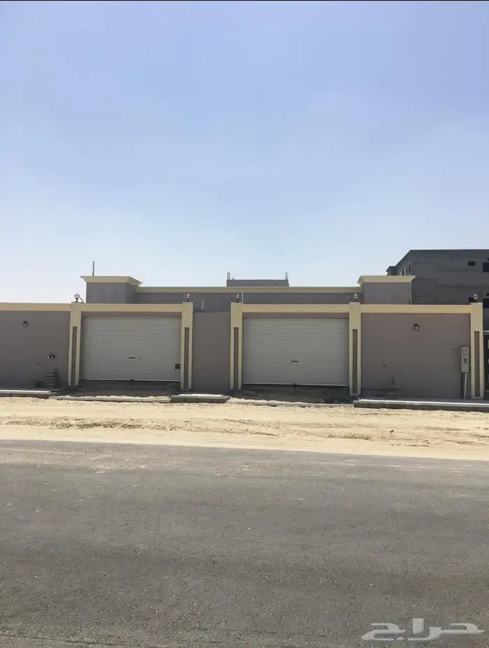 للبيع استراحه دور مساحة 875 م شارع 60 بحي الامانه الدمام 0