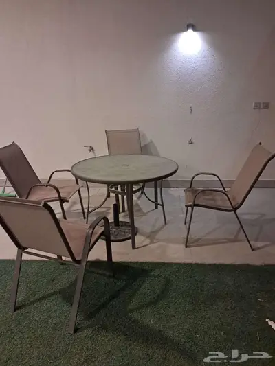 للبيع طاولة و كراسي 0