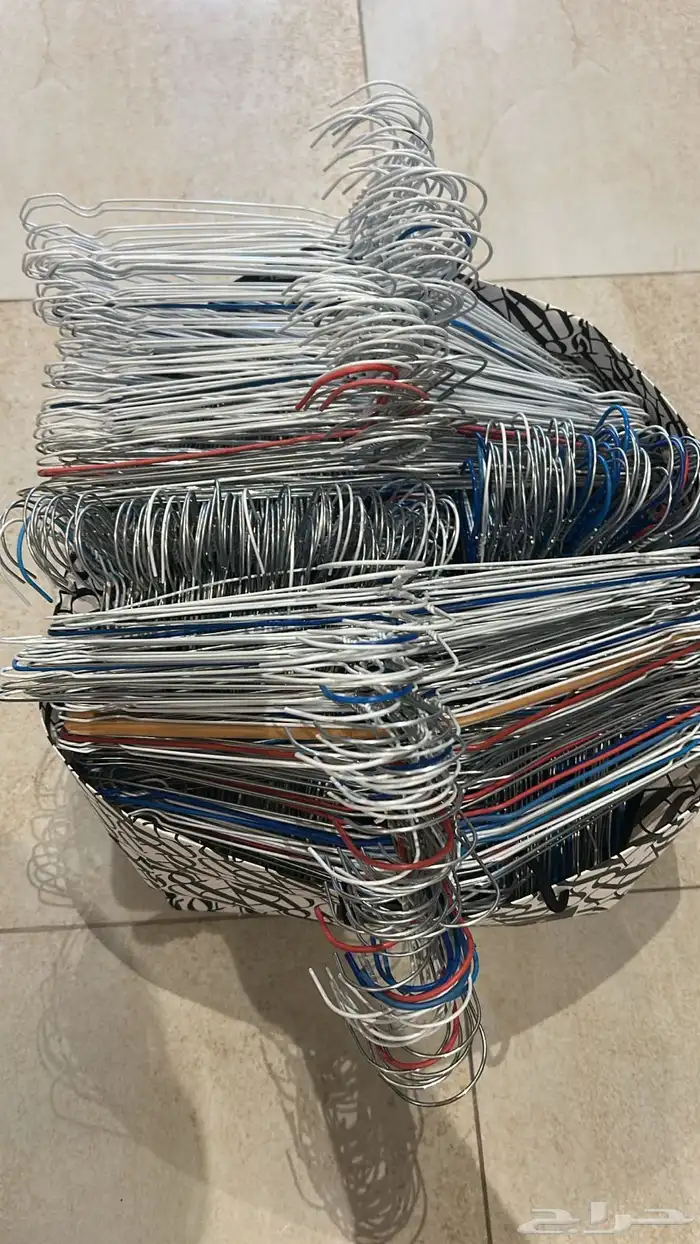 علاقات ملابس بحالة جديدة و ممتازة 3