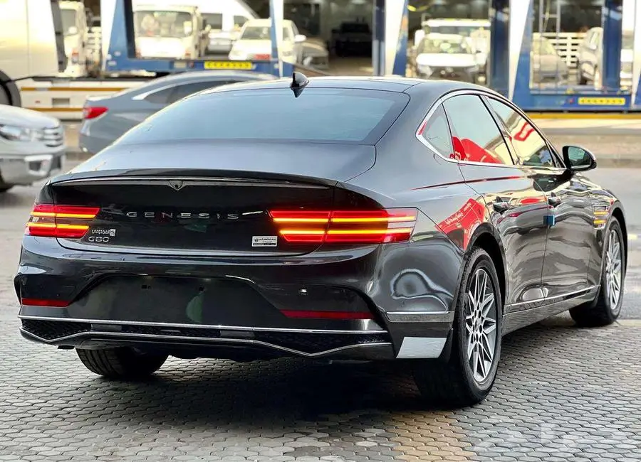 جنسيس G80 برستيج 2025 لون اسود و رمادي 5