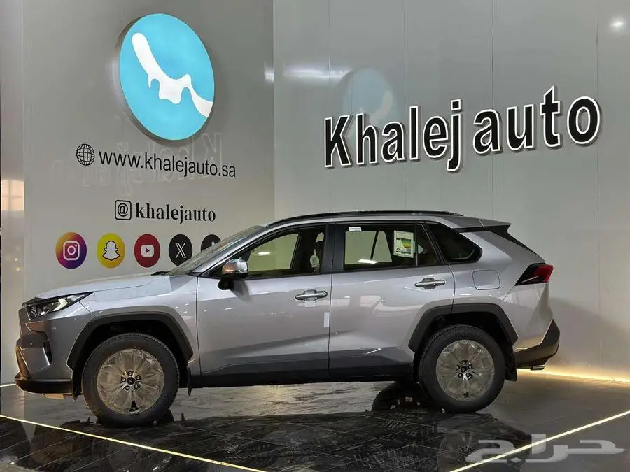 تويوتا راف فور بنزين XLE نص فل 2025 3